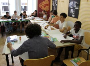 deti_z_ruznych_zemi_se_sesly_v_rocnim_intenzivnim_kurzu_cestiny_aby_mohly_v_budoucnu_studovat_na_stredni_skole