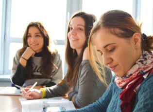 language-school-834138_960_720